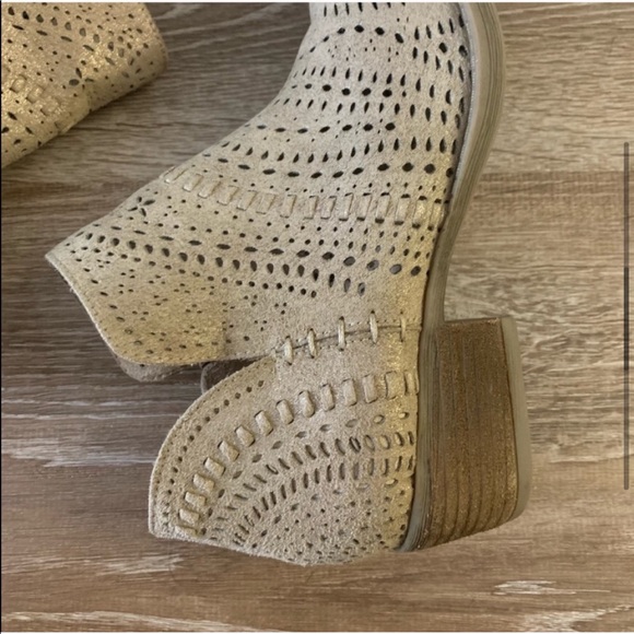 ❌SOLD❌ Not Rated Gold Embossed Laser Cut Autumn Booties - Picture 3 of 8